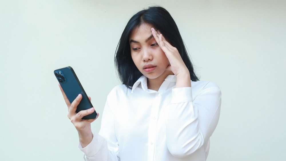 頻繁頭痛:脫水與「藍光」的雙重夾擊